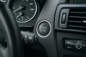 W mieście na nowo odkrytym oddechu silnika: jak działa system start-stop w samochodzie